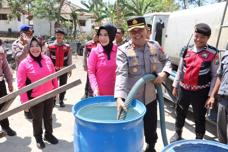 Polres Bangkalan Distribusikan 48.000 Liter Air Bersih ke Wilayah Terdampak Kekeringan