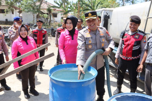 Polres Bangkalan Distribusikan 48.000 Liter Air Bersih ke Wilayah Terdampak Kekeringan