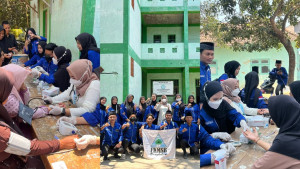 FKMSB Bangkalan Gelar Cek Kesehatan Gratis dan Edukasi Leadership di Pesantren